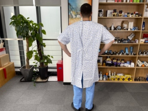 Bata de Laboratorio Fácil de Usar con Cierre de Cordón para Médicos, Enfermeras y Pacientes, Uso Hospitalario, Poliéster/Algodón, Cómoda, de una Sola Pieza, con Estampado - Product Image 2