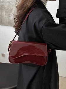 Bolso de hombro de charol color burdeos con cierre magnético y una sola correa - Product Image 5