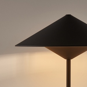 Lampe de table en métal Shadow Peak avec abat-jour en fer pyramidal, construction métallique durable, éclairage ambiant chaud pour les intérieurs élégants - Product Image 4
