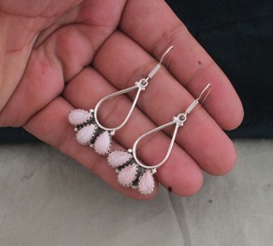 Boucles d'oreilles pendantes de luxe en argent sterling 925 Shree Jaipur avec opale rose, pierres précieuses naturelles et grappe de pierres multiples en forme de poire - Vente en gros - Product Image 3