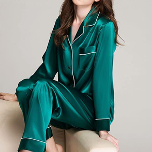 Conjunto de Pijama de Satén Verde Esmeralda para Mujer, Manga Larga, Cierre de Botones, Elegante Ropa de Dormir 100% Seda, Cuello Camisero - Product Image 2