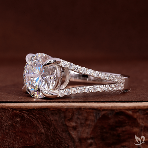 แหวนเพชรเม็ดเดี่ยวทรงกลมเจียระไนแบบบริลเลียนท์ 3 กะรัต ได้รับการรับรองจาก IGI พร้อมวงแหวนเพชรแบบแยกส่วน ทำจากทองคำขาว 10K - Product Image 2