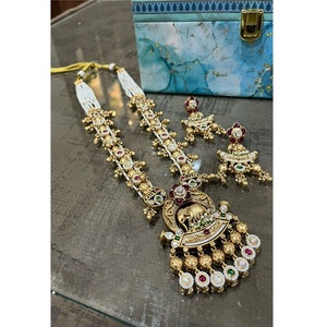 Ensemble collier et boucles d'oreilles élégants en laiton plaqué or de qualité supérieure avec pierres Polki pour mariage et soirée, pour femmes - Product Image 2