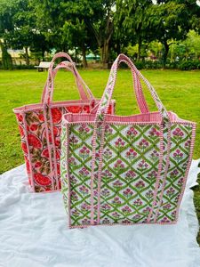 Bolsa de Mano Grande Reversible Personalizada, Acolchada, de Algodón, con Estampado Floral en Rosa, Blanco y Gris - Product Image 4
