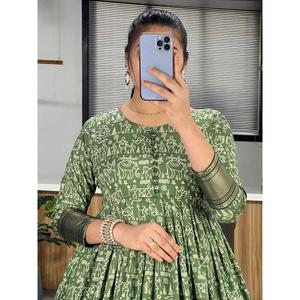 Vestido de Novia de Alta Calidad Estilo Indio Pakistaní, Diseño de Algodón y Seda con Estampado Kalamkari, Verde, Pishwas/Anarkali - Product Image 2
