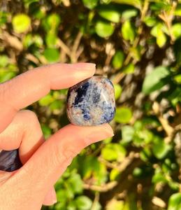 Pierres gemmes roulées en sodalite bleue faites à la main en gros, qualité supérieure, agate Muntaha métaphysique - Product Image 2