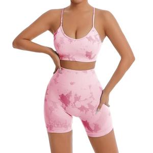 Ensemble de yoga deux pièces noir et rouge uni, haut court à col rond et bretelles spaghetti, short taille haute, sans couture, extensible, respirant, séchage rapide - Product Image 3
