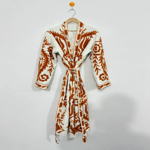 Kimono en coton brodé Suzani Golden Mustard avec silhouette de veste longue bohème, robe ouverte sur le devant pour un style resort - Product Image 2