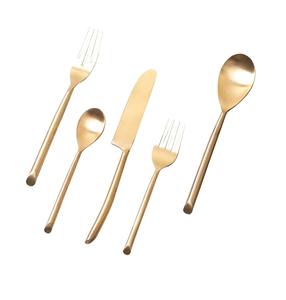 Los cubiertos de latón más vendidos ofrecen una excelente estabilidad térmica, manteniéndose cómodos al tacto durante las comidas calientes. - Product Image 2