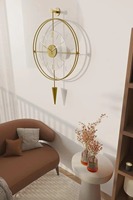 Reloj de pared de lujo con acabado dorado en forma de flecha, ideal para decoración de interiores y regalos, aporta un toque llamativo y un atractivo elegante, procedente de la India.