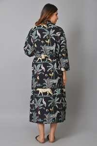 Kimono de demoiselle d'honneur noir à imprimé jungle en coton gaufré, robe élégante et légère, prête pour le mariage - Product Image 2