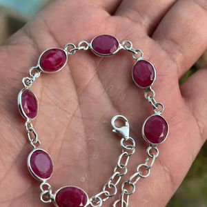 กำไลข้อมือทับทิมทรงรีประดับขอบเงินแท้ งานแฮนด์เมด เครื่องประดับอัญมณีสำหรับผู้หญิง เครื่องประดับชั้นดี - Product Image 1