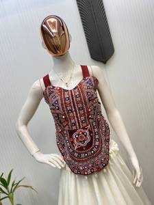 Ensemble de lehenga et de blouse prêt-à-porter, entièrement brodé avec des détails en miroir et des dentelles en satin Gota, spécial Navratri. - Product Image 3