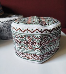 Nouvel arrivage : Chapeau de prière musulman omanais brodé personnalisé, Barkati Topi, Takke islamique pour adultes, formel, écologique, 100% coton, maille - Product Image 1
