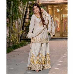 Magnifique ensemble de costume en satin avec broderies et dentelle, orné de bordures fantaisie - Product Image 4