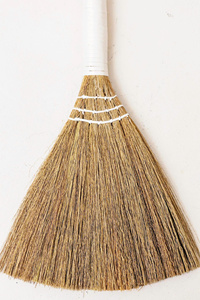 Escoba pequeña de hierba de tigre con recogedor para uso doméstico en la cocina - Materiales naturales, hecha a mano, para limpieza de suelos, mini escobas de paja y hierba - Product Image 6