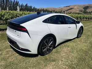 สำหรับรถยนต์ Prius Prime สีขาว รุ่นไฮบริด ซีดาน ปี 2023 รุ่น NWK ระยะเวลาจัดส่งตัวอย่าง 7 วัน ฉากหลังสนามหญ้า - Product Image 1