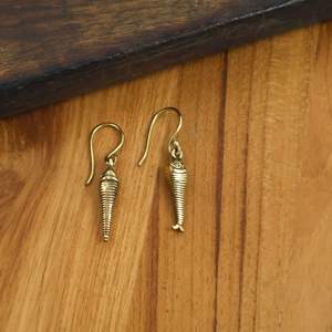Boucles d'oreilles pendantes texturées en forme de coquille de poisson, plaquées or et argent, en laiton, pour femmes, bijoux de mode - Product Image 1