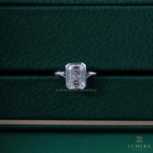 Anillo con Diamante Cultivado en Laboratorio de 2.05 Quilates, Corte Esmeralda, Color E, Engaste de Bisel, VS1, Certificado IGI, Oro Sólido de 10k/14k/18k, Regalo de Compromiso de Lujo - Product Image 2