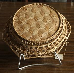 Plateau de service en rotin à bordure florale, idéal pour une présentation élégante de noix, fruits secs et chocolats pour les invités en provenance d'Inde. - Product Image 4