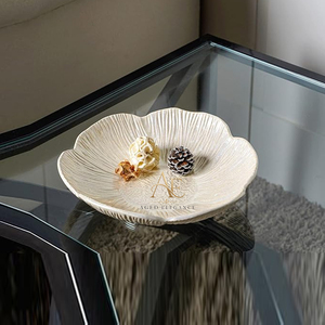 Bol décoratif en métal argenté en forme de fleur de luxe avec motif texturé, élégant plateau de table centrale pour la décoration moderne de la maison - Product Image 1