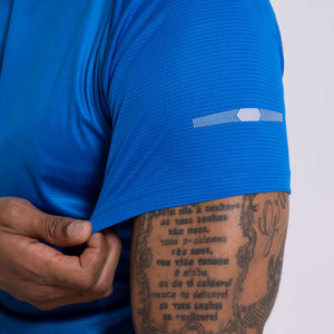 T-shirt de sport pour homme personnalisé avec logo, col en V, écologique, doux, respirant, pour entraînement, course à pied et fitness - Product Image 3