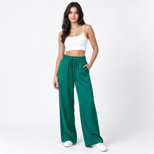 Pantalones deportivos personalizados para mujer, de felpa lavada, con apliques personalizados, cintura con cordón ajustable y tobillos acanalados - Product Image 1