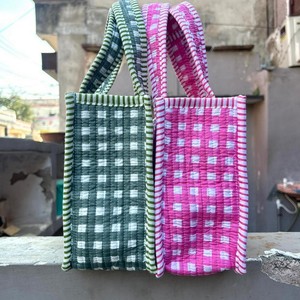กระเป๋าโท้ทผ้าฝ้ายลายตารางสีเขียวและชมพูพร้อมหูหิ้วลายทาง ดีไซน์เปิดด้านบน สำหรับการช้อปปิ้ง ใช้ได้ทุกฤดูกาล - Product Image 2