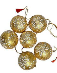 Bolas de Navidad de Papel Hechas a Mano con Lámina Dorada y Patrón de Copos de Nieve Blancos, Adornos Colgantes de Estilo Elegante, Juego de Bolas Decorativas - Product Image 3