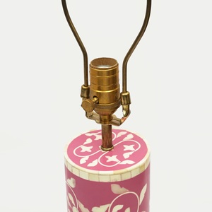 Lampe de chevet Art Déco artisanale en os incrusté, personnalisable, au design moderne et décoratif, rose avec incrustation florale blanche - Product Image 4