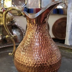 Ensemble de carafes en cuivre pour la conservation traditionnelle de l'eau, ensemble en métal avec verres, durable, réutilisable, vaisselle de cuisine et de salle à manger. - Product Image 1