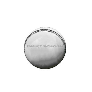 Pelota dura de críquet con logotipo personalizado, venta al por mayor, máquina de bolos de cuero de calidad superior cosida a mano, pelotas de críquet fabricadas en Pakistán - Product Image 4
