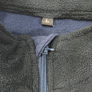 Veste tactique coupe-vent en polaire bleue, veste softshell pour la randonnée avec broderie personnalisée, vente en gros de vestes pour la randonnée, le camping et les activités de plein air - Product Image 6