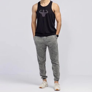 เสื้อกล้ามออกกำลังกายผู้ชาย คอวี น้ำหนักเบา สกรีนโลโก้ได้ตามต้องการ จากผู้ผลิตชั้นนำ ผลิตจากผ้าฝ้าย 100% เหมาะสำหรับฟิตเนสและการออกกำลังกาย - Product Image 3