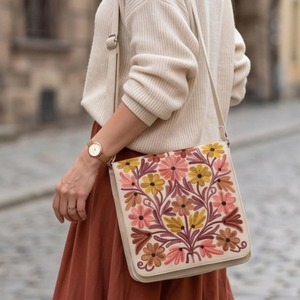 Sac messager brodé au point de croix du Cachemire — Ivoire avec bouquet de marguerites chaleureuses - Product Image 2