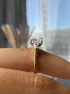 Anillo de tres piedras con diamante de laboratorio de corte cojín alargado de 1.51 CT, en oro sólido de 18K, para regalo de promesa de boda para enamorados. - Product Image 3