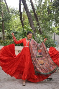 Vestido de tela romana pesada con volantes y encaje de espejo, y dupatta de muselina de ganchillo con estampado y encaje Dori Jal. - Product Image 3