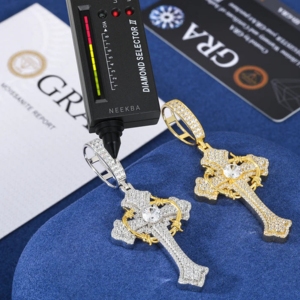 Colgante de Cruz con Corona de Moissanita, Totalmente Incrustado, Plata 925, Pieza Destacada, Engastado a Mano - Product Image 6