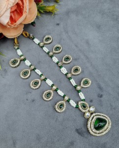 Parure de bijoux de créateur pour femme : Collier exquis en perles et pierres taillées en trillion, avec boucles d'oreilles et mangtika – Vente en gros - Product Image 5