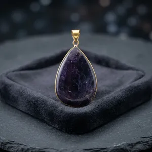 Pendentif en laiton avec Iolite naturelle, vente en gros, bijoux faits à la main avec pierre précieuse bleu violet - Product Image 1