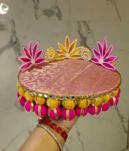 Plato Decorativo Tradicional Rajastaní Hecho a Mano, Laddu Gopal Asan, con Diseño de Flores de Loto y Trabajo Gota Patti, para Bodas y Shagun - Product Image 2