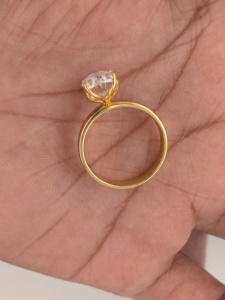 แหวนหมั้นเพชรโมอิสซาไนต์ทรงรีคลาสสิกจาก Lurba Jewels คุณภาพสูง วงแหวนแบนหนา ชุบทอง 18K ดีไซน์เรียบหรูสำหรับเจ้าสาว - Product Image 6