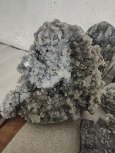 Lot de pierres brutes de calcite drusée noire naturelle rare, non taillées, pour décoration intérieure, spécimen minéral, vente en gros en vrac du Maharashtra - Product Image 2