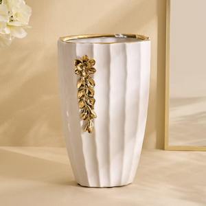 Jarrón de cerámica blanco con detalles florales dorados, jarrón decorativo de mesa, ideal como regalo de lujo para amantes de la decoración del hogar de alta gama. - Product Image 1