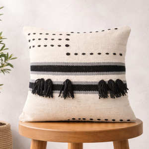 Coussin décoratif à rayures géométriques bleues, housse de coussin bohème avec détails en pompons, accent décoratif tissé d'inspiration marocaine pour canapé - Product Image 6