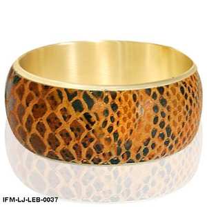 Bracelet manchette tendance en cuir artisanal incrusté de laiton, imprimé peau de serpent exotique, style bohème chic doré pour femme, idéal pour les soirées - Product Image 5