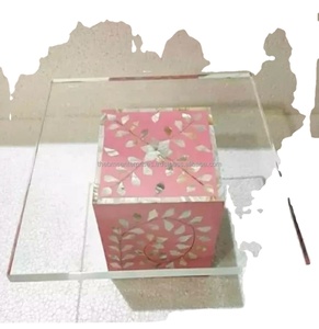 Vente en gros de présentoir à gâteaux artisanal en bois avec incrustation et plateau en acrylique pour maison de luxe, hôtel et restaurant pour événement - Product Image 4