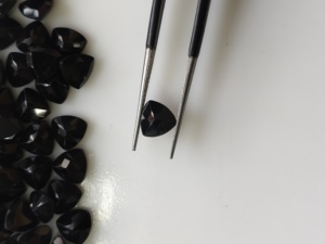 Espinela Negra Natural de 7MM, Corte Trillón, Gema Suelta de la Mejor Calidad para Joyería - Product Image 1