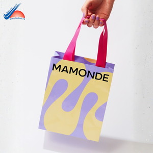 Sac en papier élégant pour magasin de vêtements avec illustration personnalisée et finitions de qualité supérieure - Product Image 2