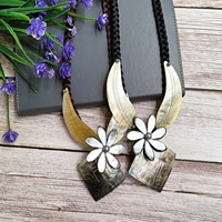 Collier Bijoux Fantaisie Sculpté Coquillage de Tahiti Fleur de Tiaré Nacre Cordon Ajustable